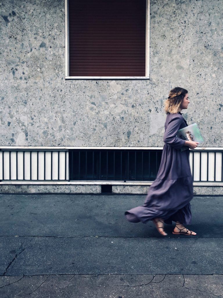 Federica in un museo osserva opere d'arte, esplorando la connessione tra arte e spiritualità.